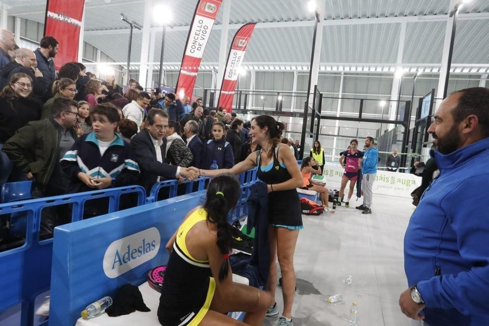 El alcalde de Vigo, Abel Caballero, saluda a las hermanas Carla y Sabela Barciela tras perder ayer.