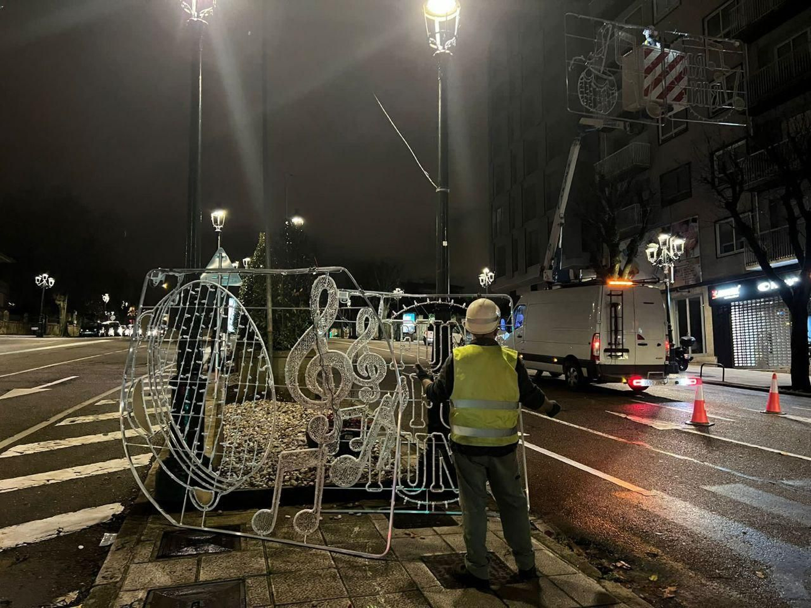 Un operario con las luces de Navidad instaladas en Gran Vía.