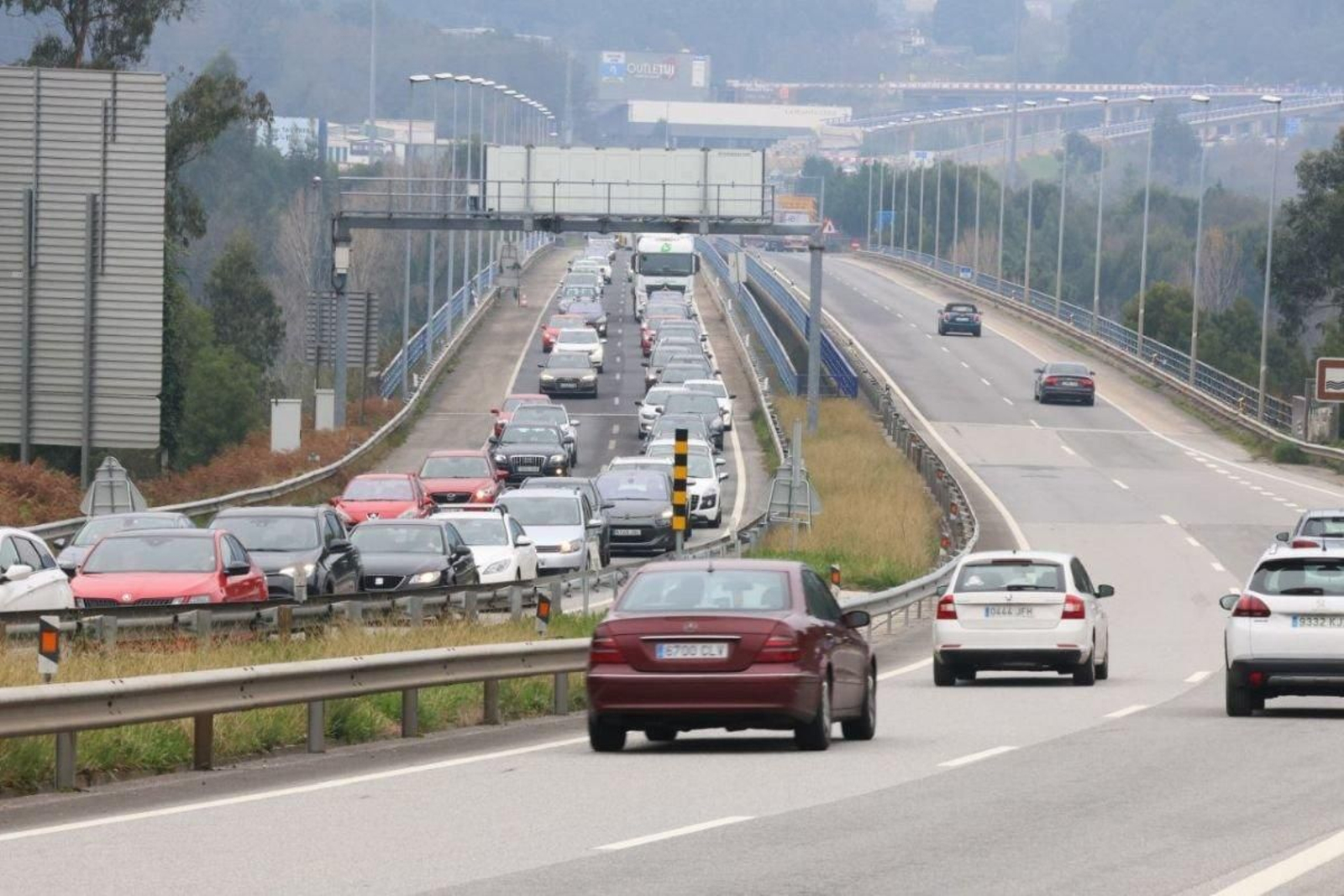 Largas colas ayer en el puente de Tui para entrar en Valença.