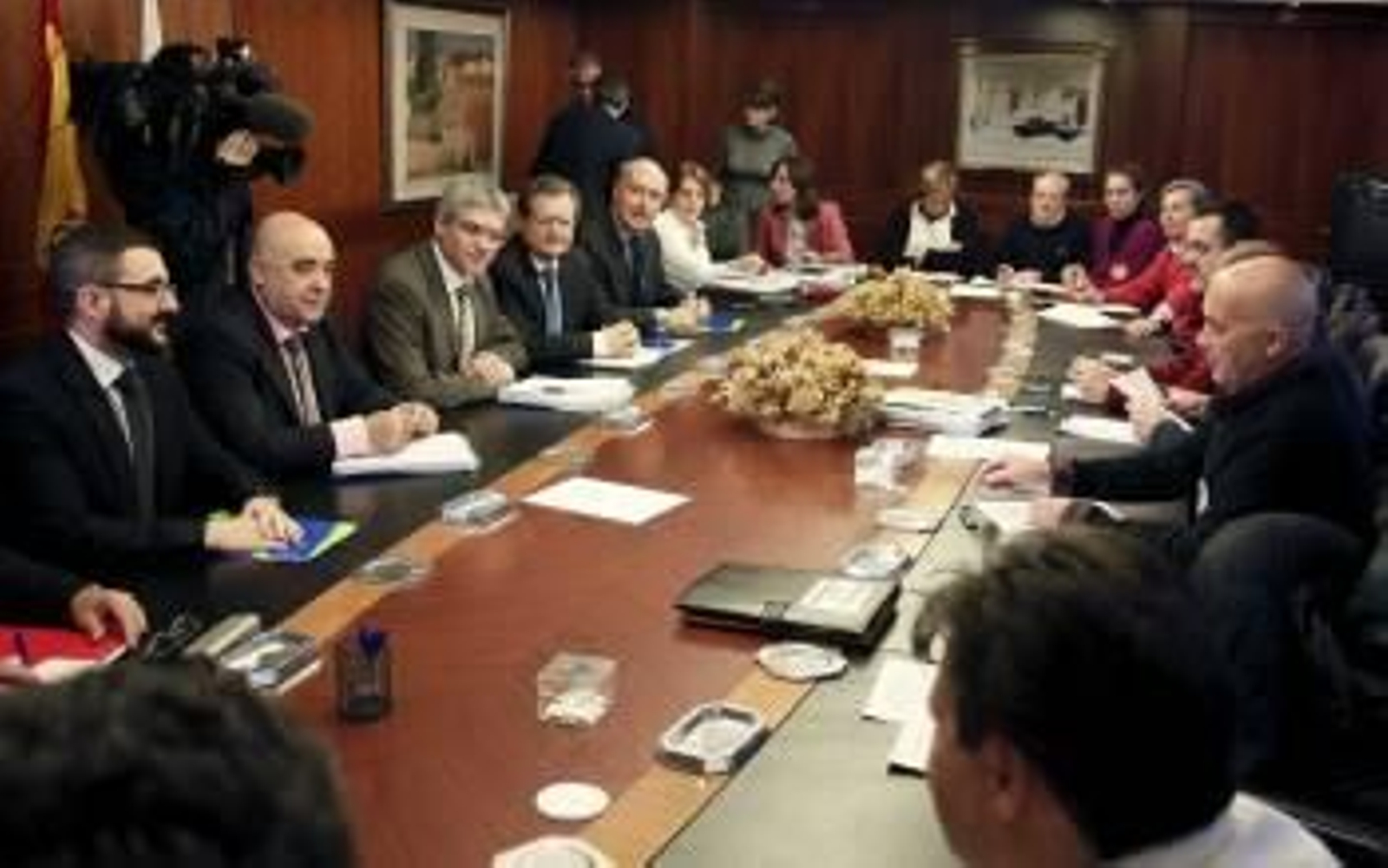 El secretario de Estado de Transportes, Isaías Táboas (3i), junto al presidente de AENA, Juan Ignacio Lema (4i), presidió hoy una nueva reunión de la mesa negociadora entre AENA y los sindicatos (UGT, CCOO y USO) .