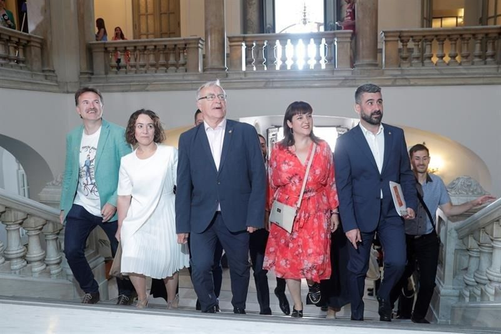 Joan Ribó (centro), llegando al Ayuntamiento acompañado por el resto de concejales de Compromís
