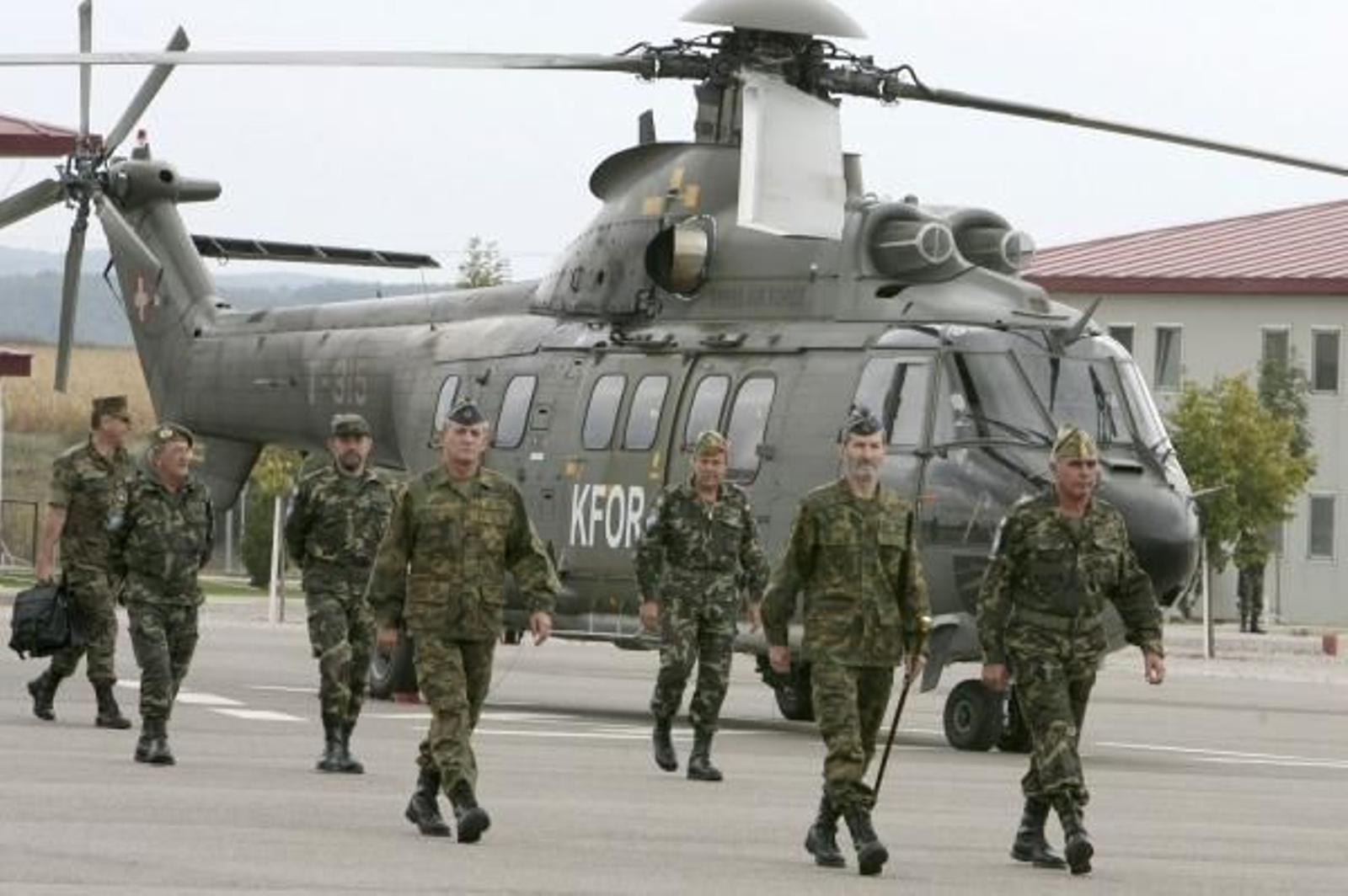 José Julio Rodríguez (2d), a su llegada a Kosovo. (Foto: EFE)