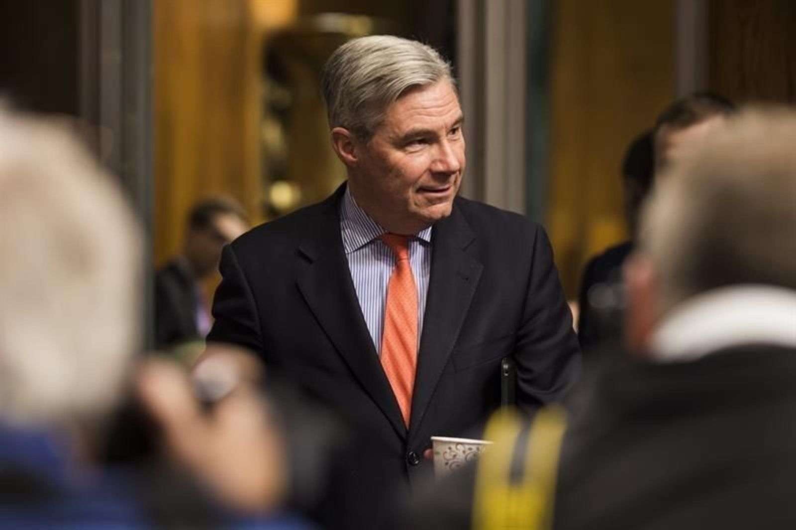 El senador republicano de Rhode Island, Sheldon Whitehouse (d), a su llegada una audiencia con motivo de los intentos de Rusia por socavar las democracias en todo el mundo.