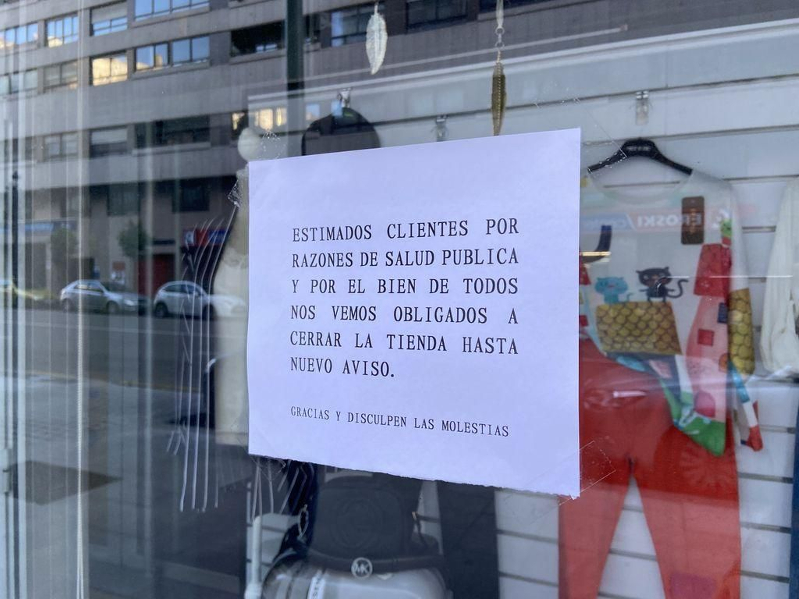 El comercio hace un mes que tuvo que cerrar. En la foto, una tienda de ropa en Vigo.