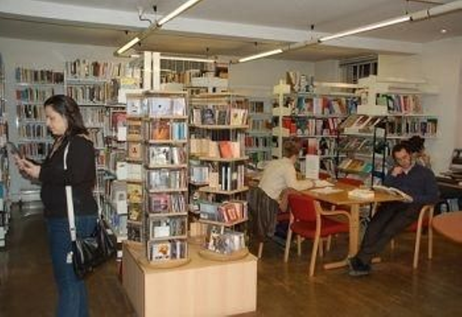 Usuarios en la biblioteca del Instituto Cervantes de Londres