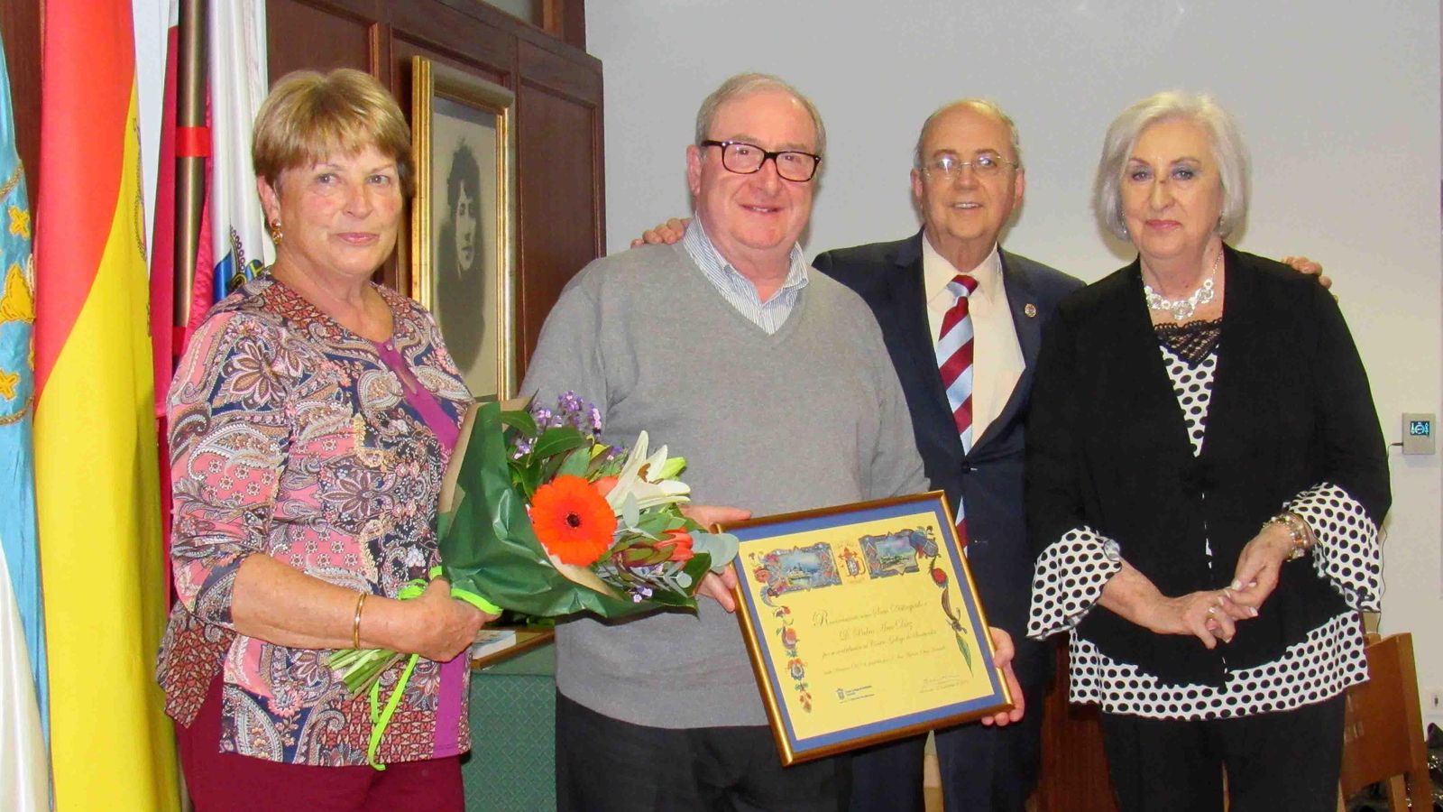 El socio distinguido Pedro Arce en compañía de su esposa, Consuelo Salas, el presidente del Centro Gallego de Santander, José Antonio Otero, y la vicesecretaria Olga Babarro  