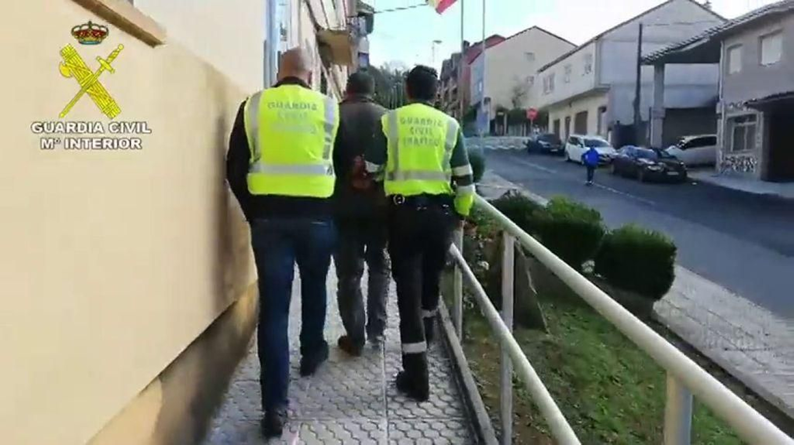 Agentes de la Guardia Civil trasladan a los juzgados al camionero de Lalín.