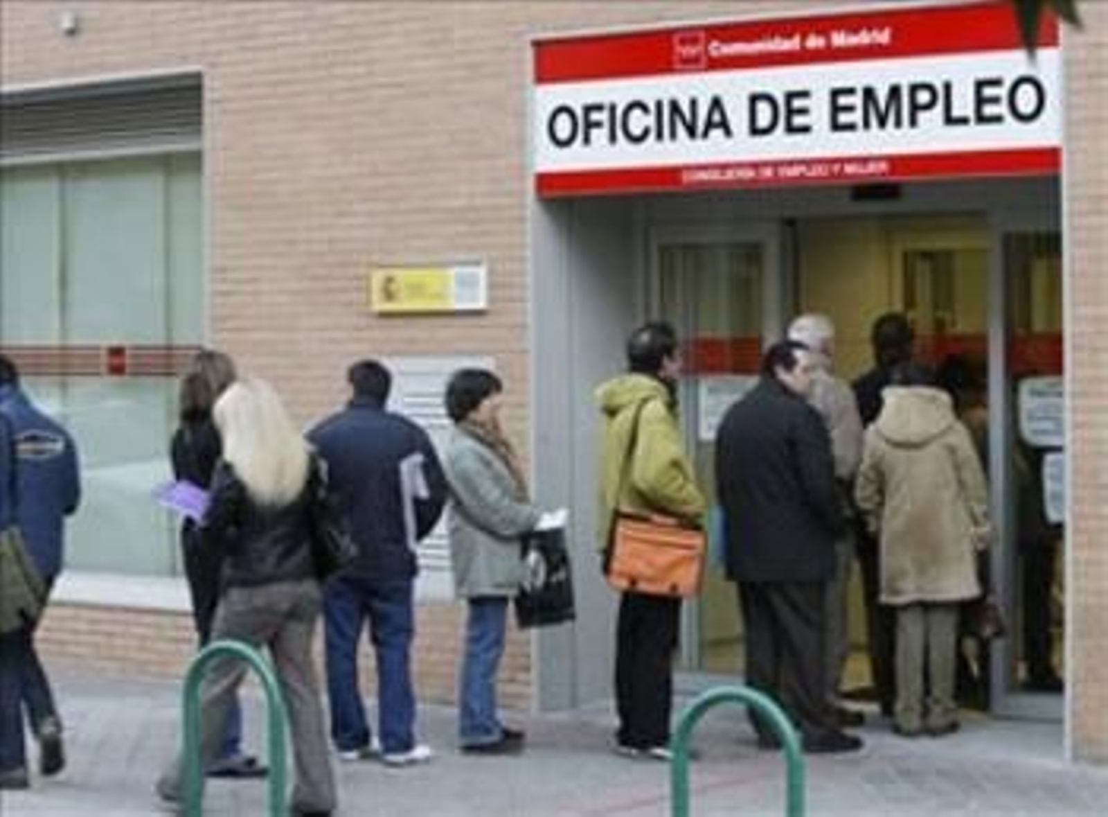 Parados ante una oficina de empleo