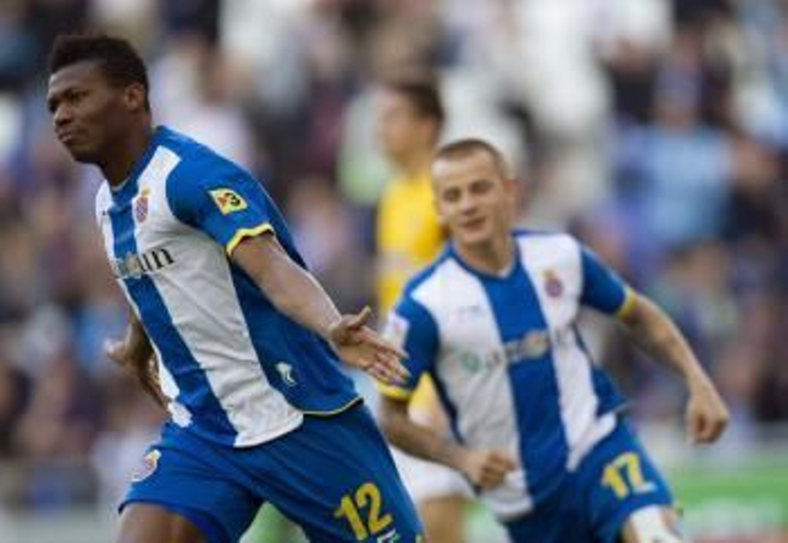 El delantero nigeriano del RCD Espanyol, Kalu Uche (i), celebra la consecución del segundo gol de su equipo ante la Real Sociedad (Foto: EFE)
