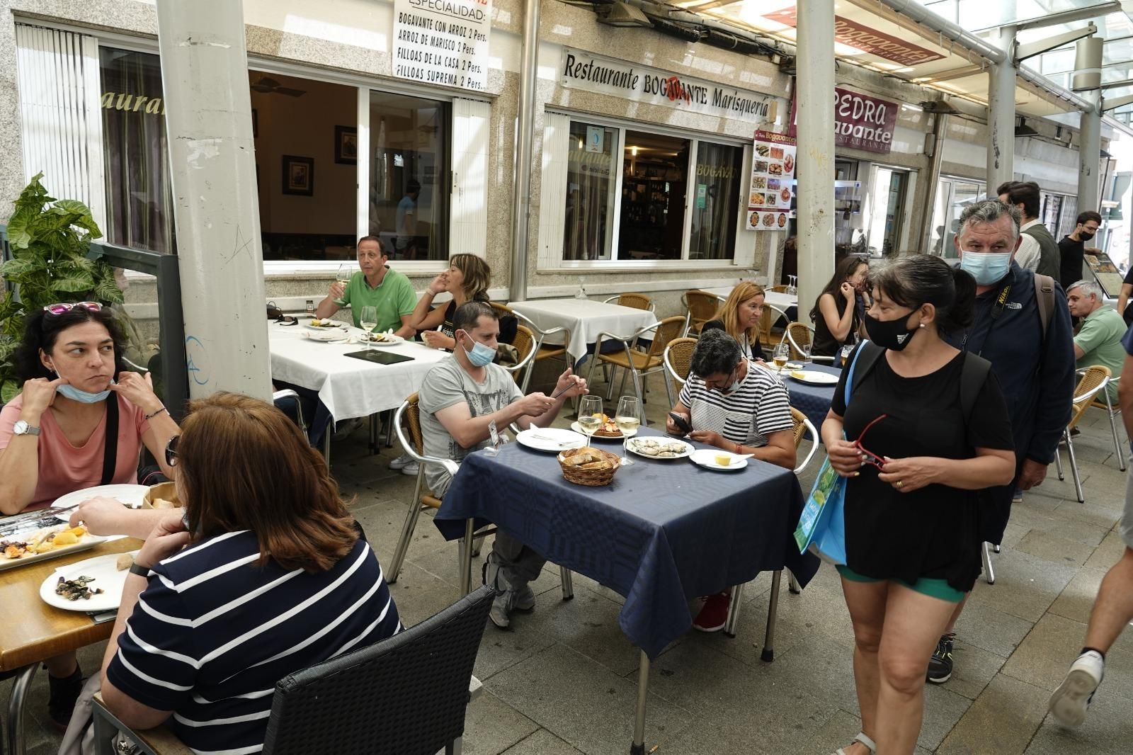 Hostelería y restauración: se recuerda la necesidad de garantizar la distancia interpersonal mínima de 1,5 metros en servicios de barras, la distancia entre mesas y una limitación de 10 personas por mesa