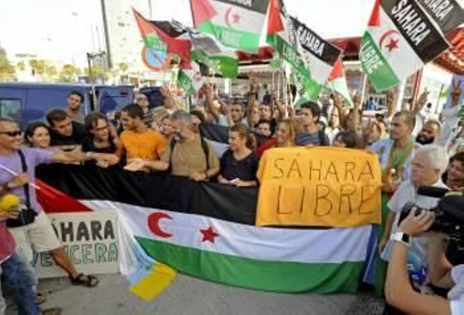 Los activistas fueron recibidos en Canarias con banderas saharauis.