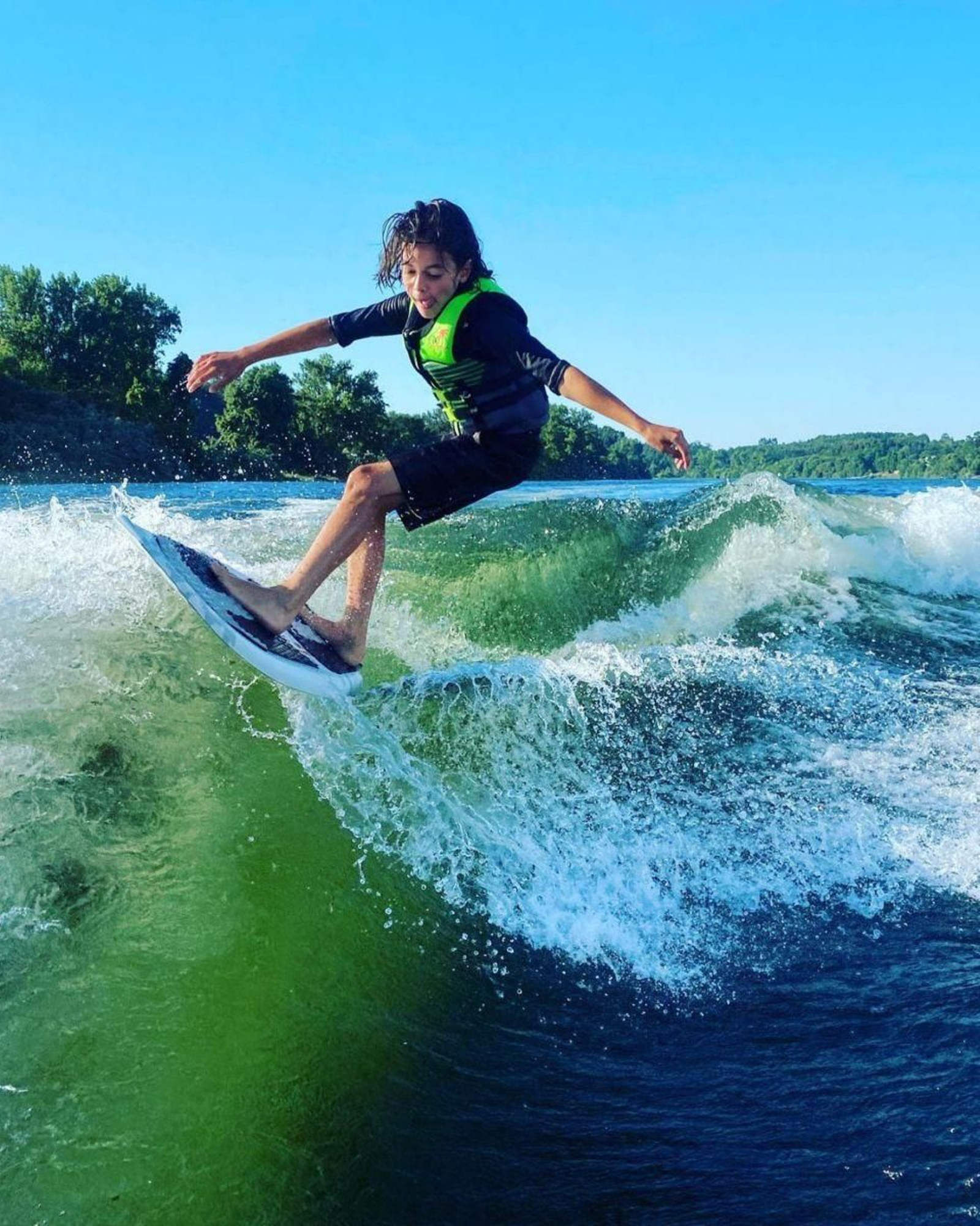 El deportista gestiona una ola en una competición.