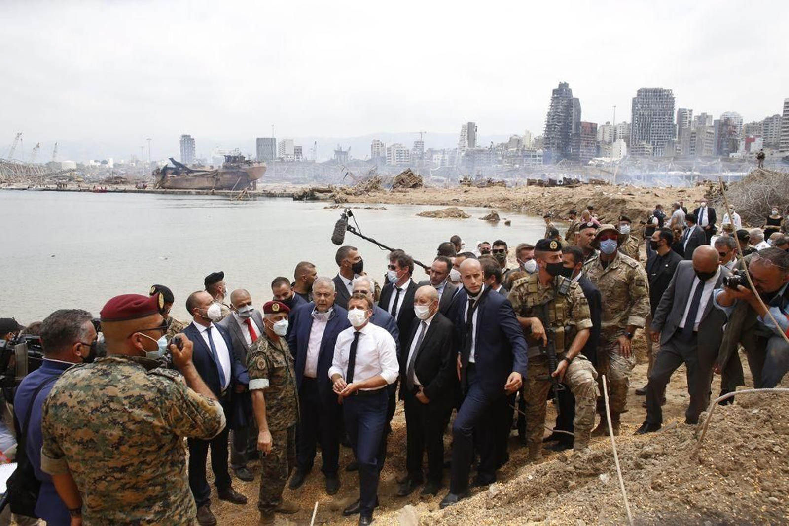 El presidente de Francia Emmanuel Macron, en su visita ayer al puerto de Beirut tras las explosiones.