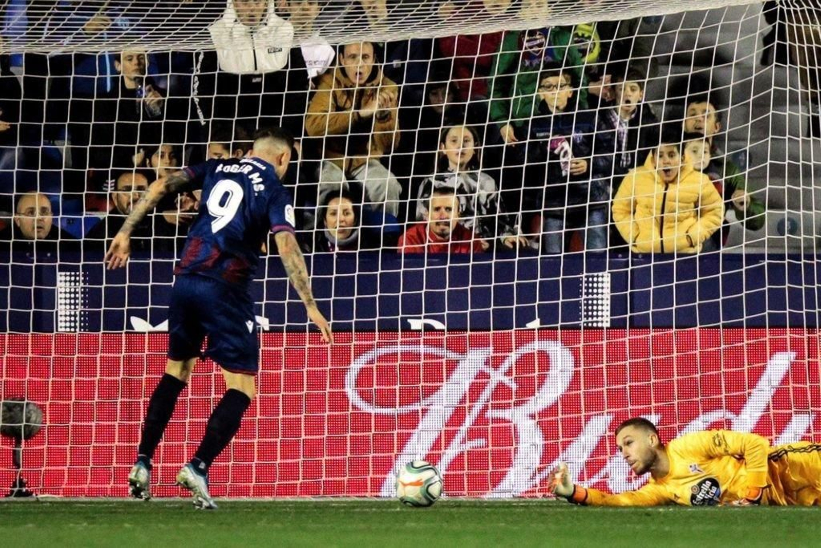 Rubén tuvo intervenciones de mérito. En el primer gol, su buena parada no fue suficiente.