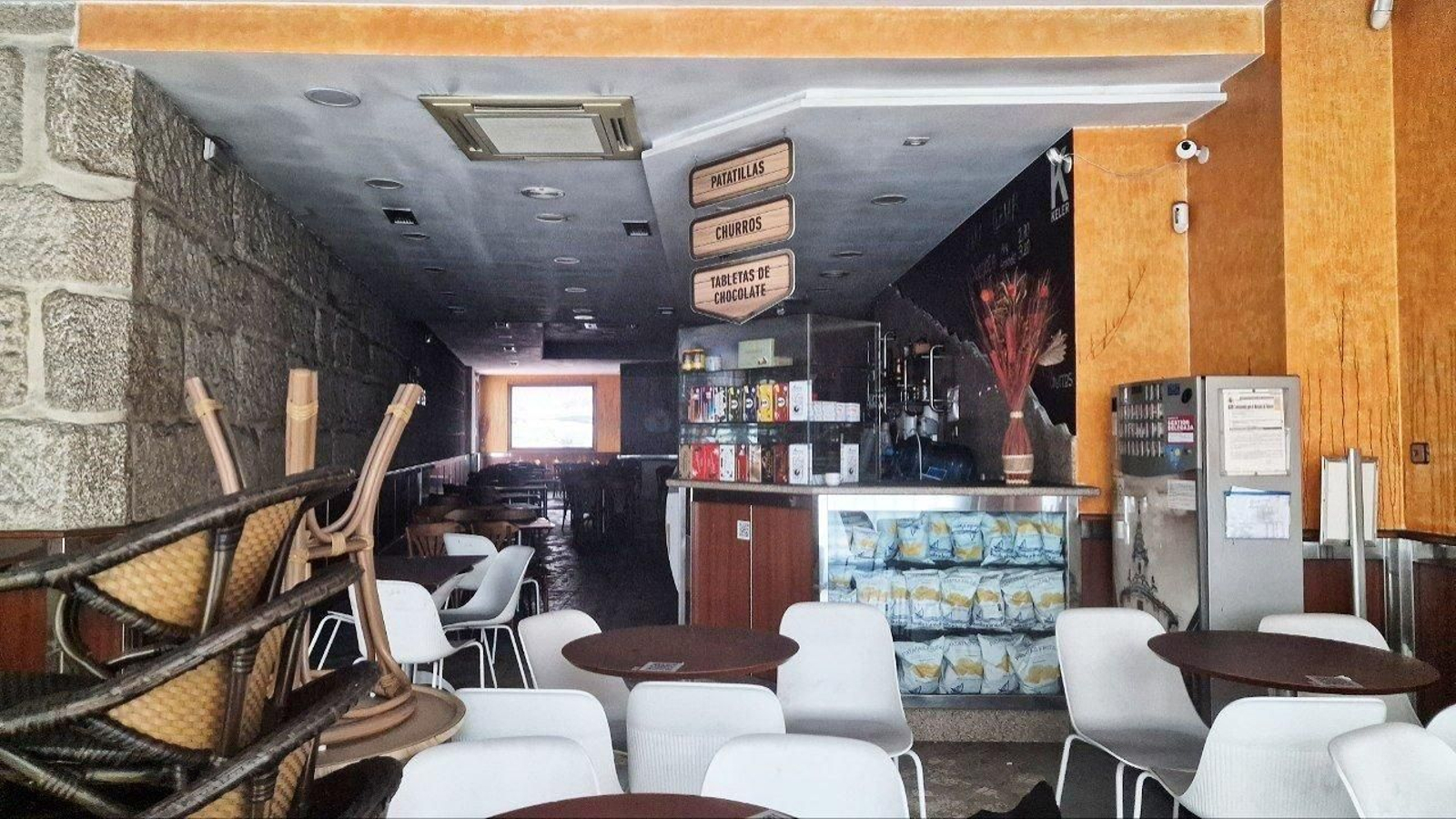 Interior del local Vigo Churros tras el incendio. // J.V. Landín