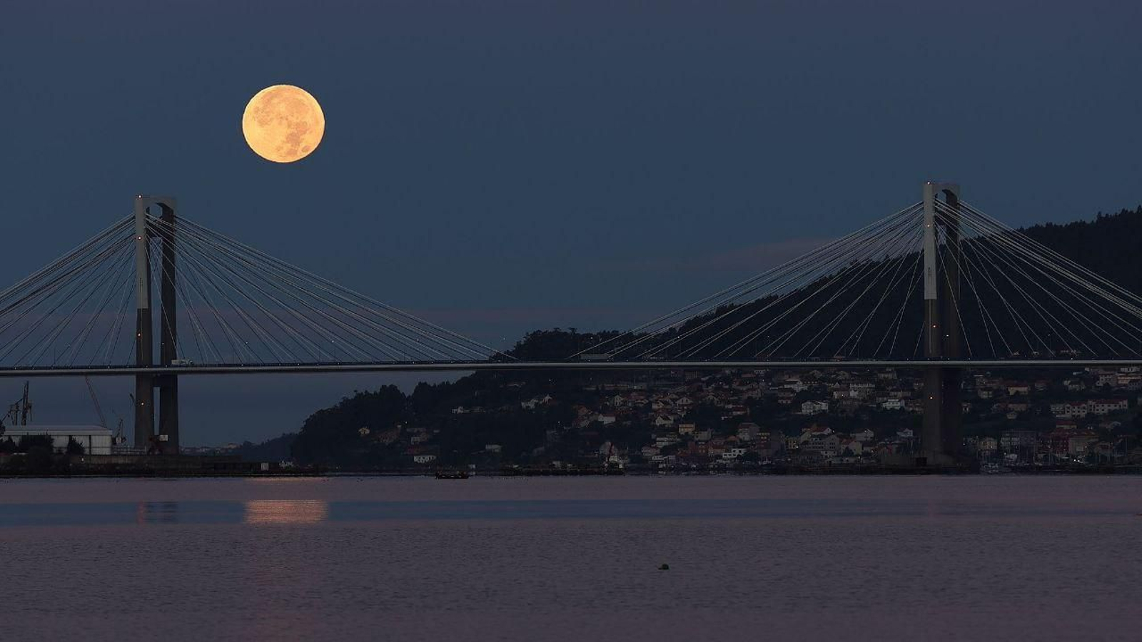 La superluna invadió anoche la ría de Vigo. // Alberte