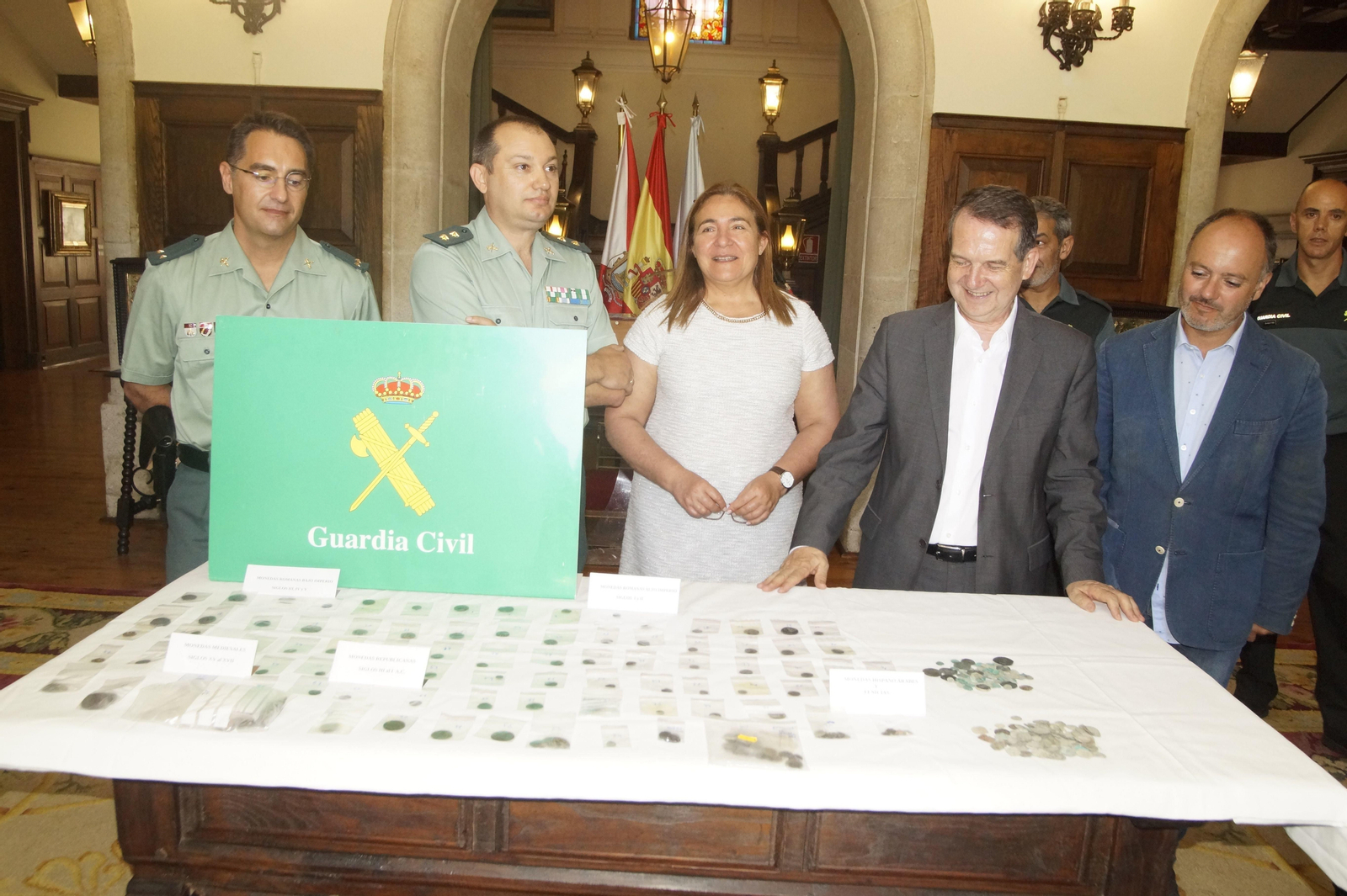 La subdelegada del Gobierno, el alcalde y el teniente coronel de la Guardia Civil firmaron el acta de entrega de las monedas.