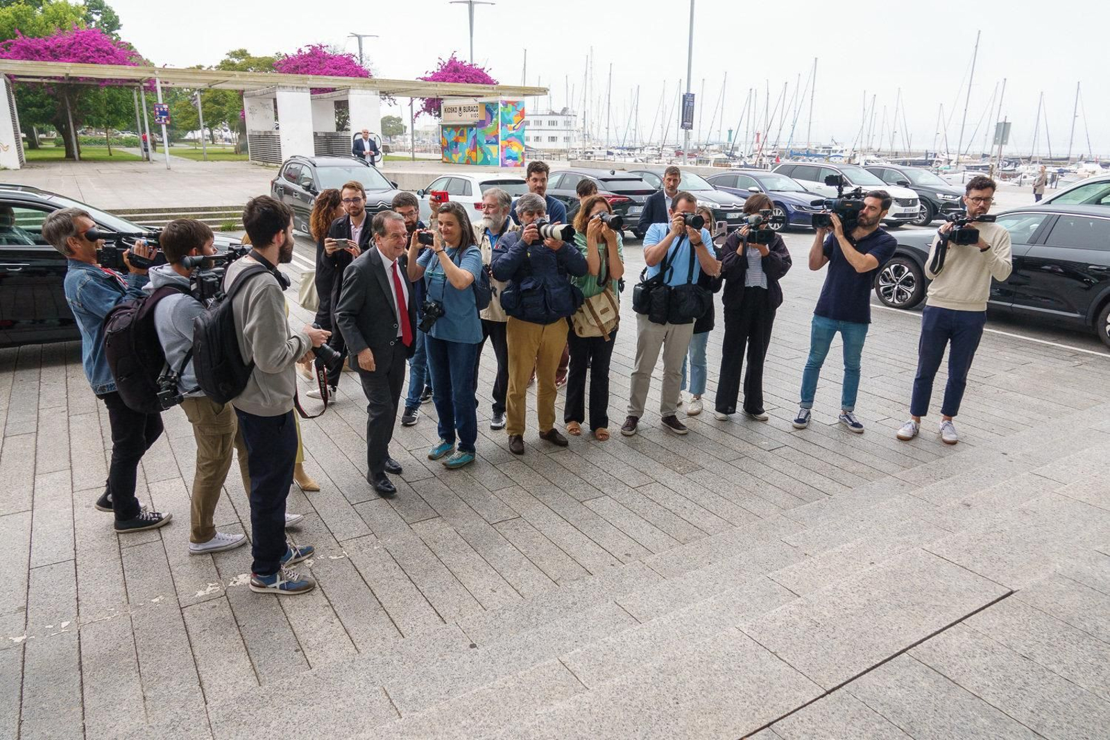 Caballero a su llegada a la sede de la Xunta en Vigo.