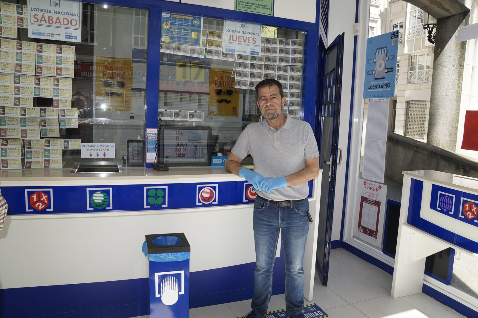 Una administración de Lotería de Vigo esta mañana // Vicente