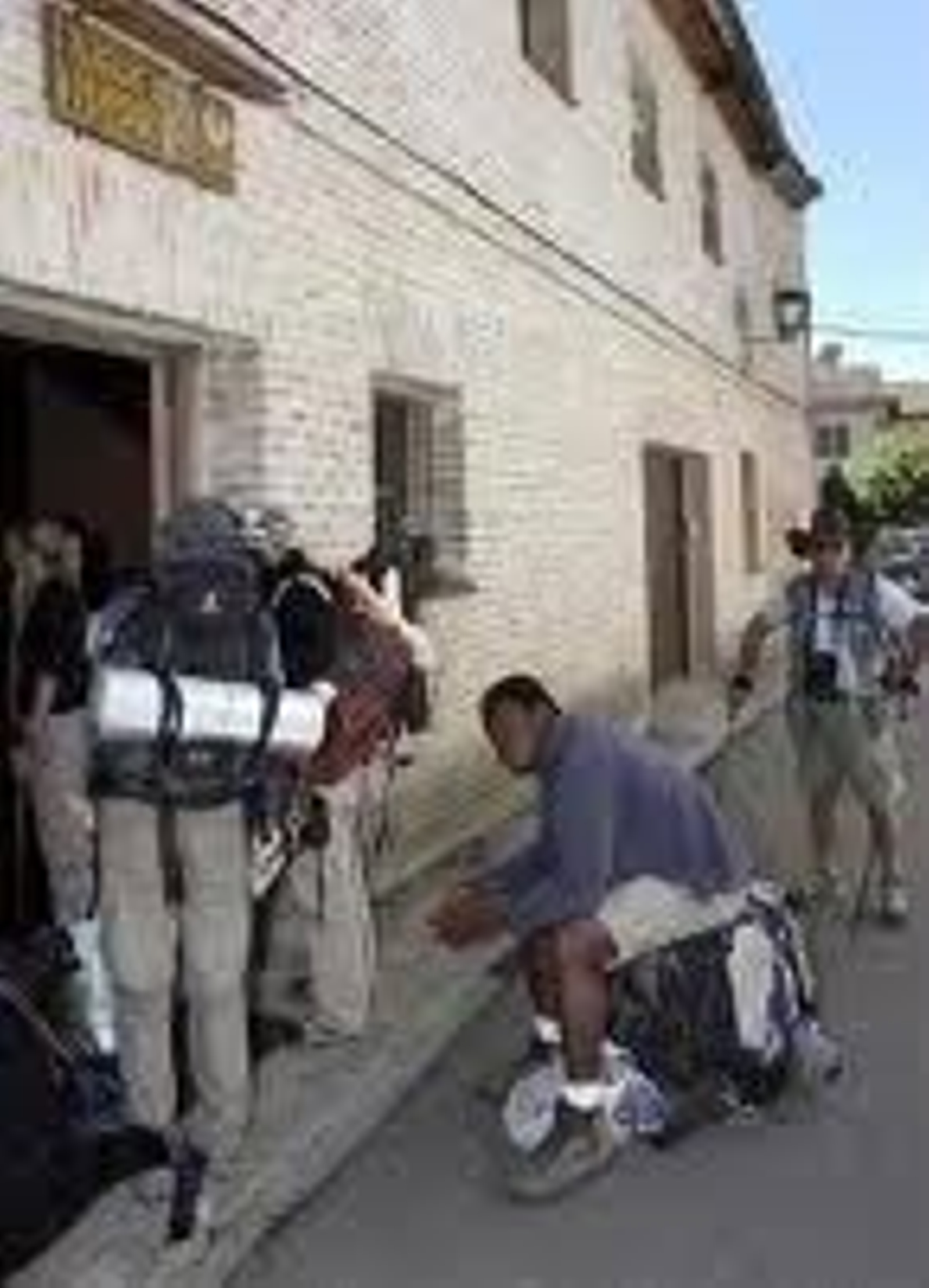 Llegada de un grupo de peregrinos a un albergue.