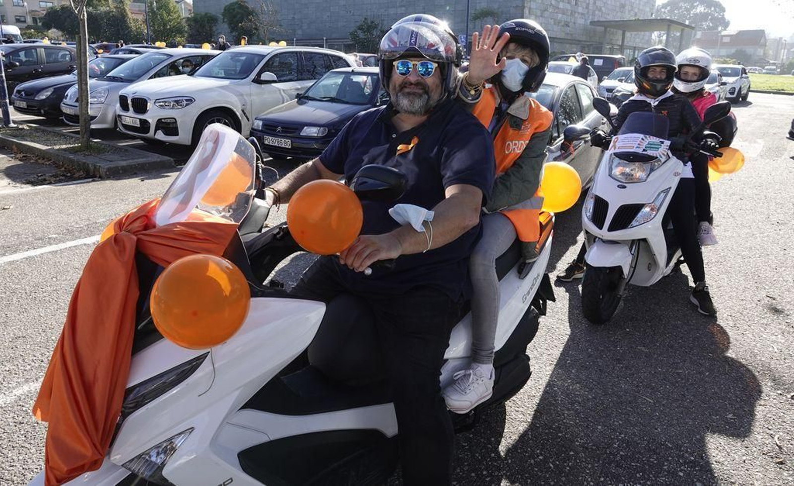 Centenares de coches recorren Vigo en protesta contra la reforma educativa6
