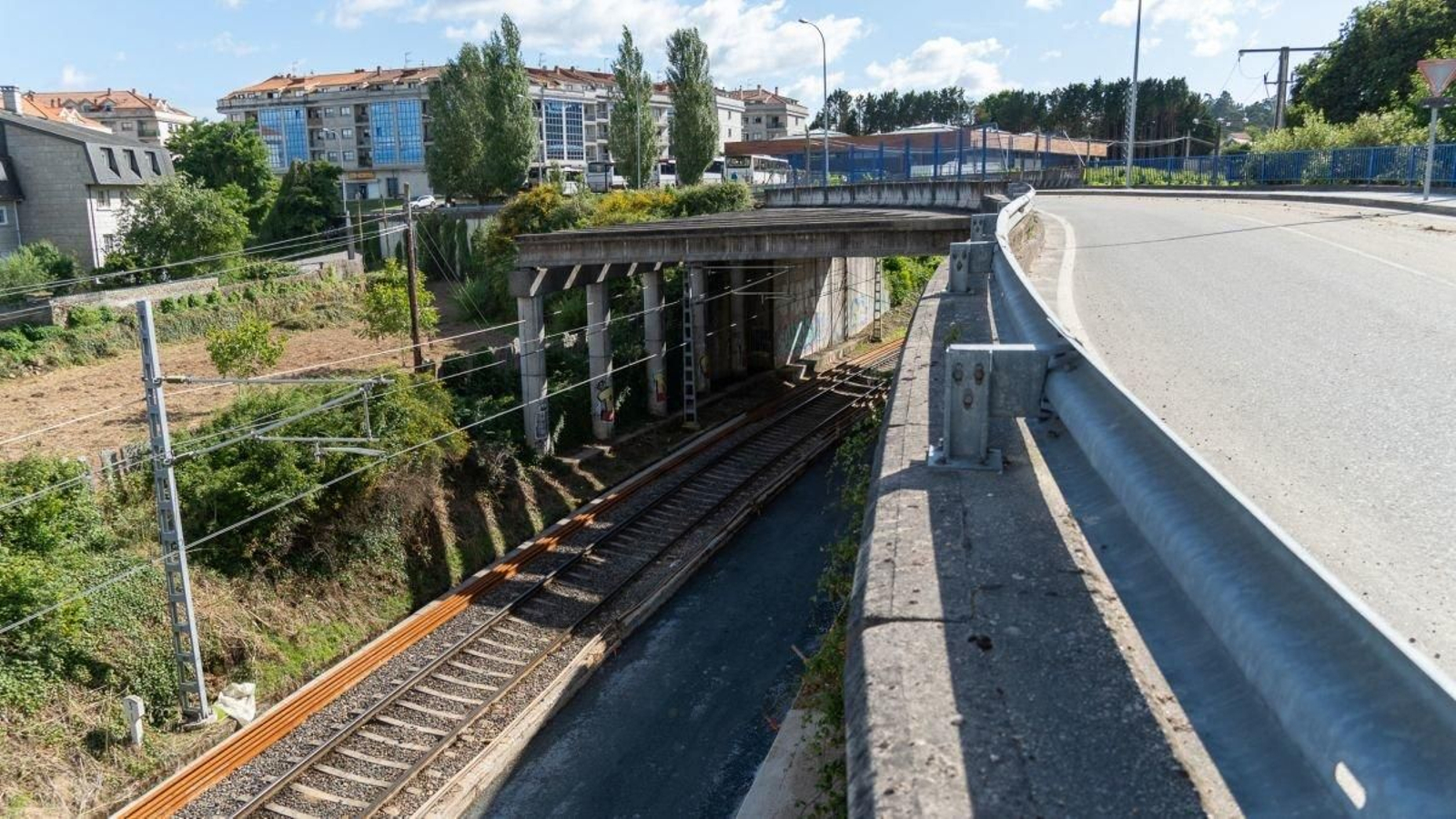 La vía del ferrocarril a su paso por la calle Maristas, en Tui.
