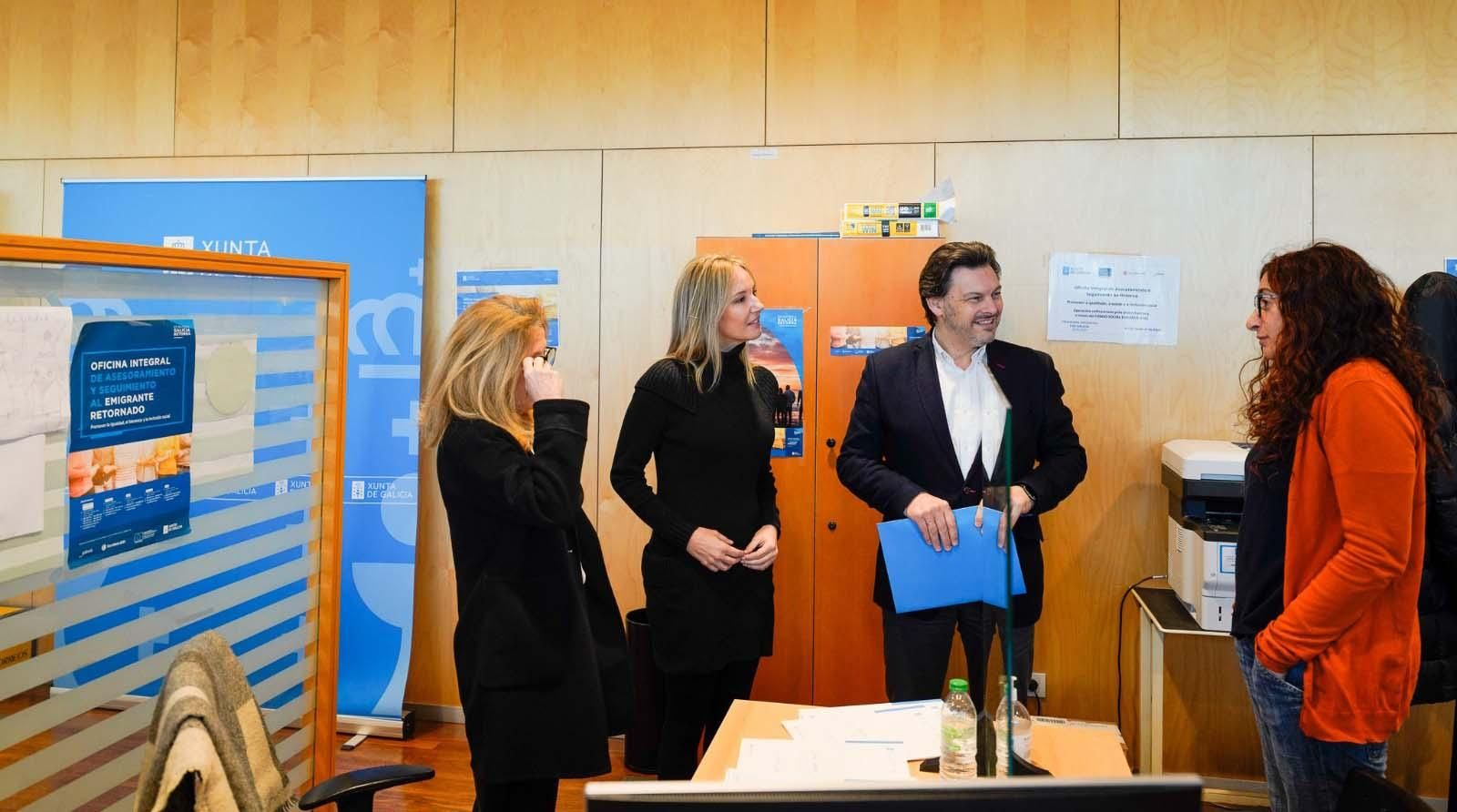 Imagen del secretario xeral da Emigración y de la delegada da Xunta, en la Oficina Integral de Asesoramiento y Seguimiento al Retorno de Vigo