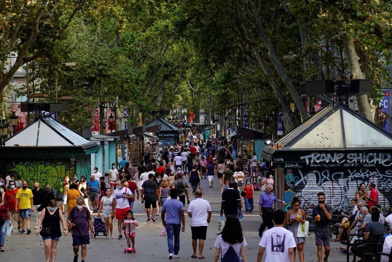 Cientos de personas paseaban ayer en un ambiente festivo por las Ramblas de Barcelona.