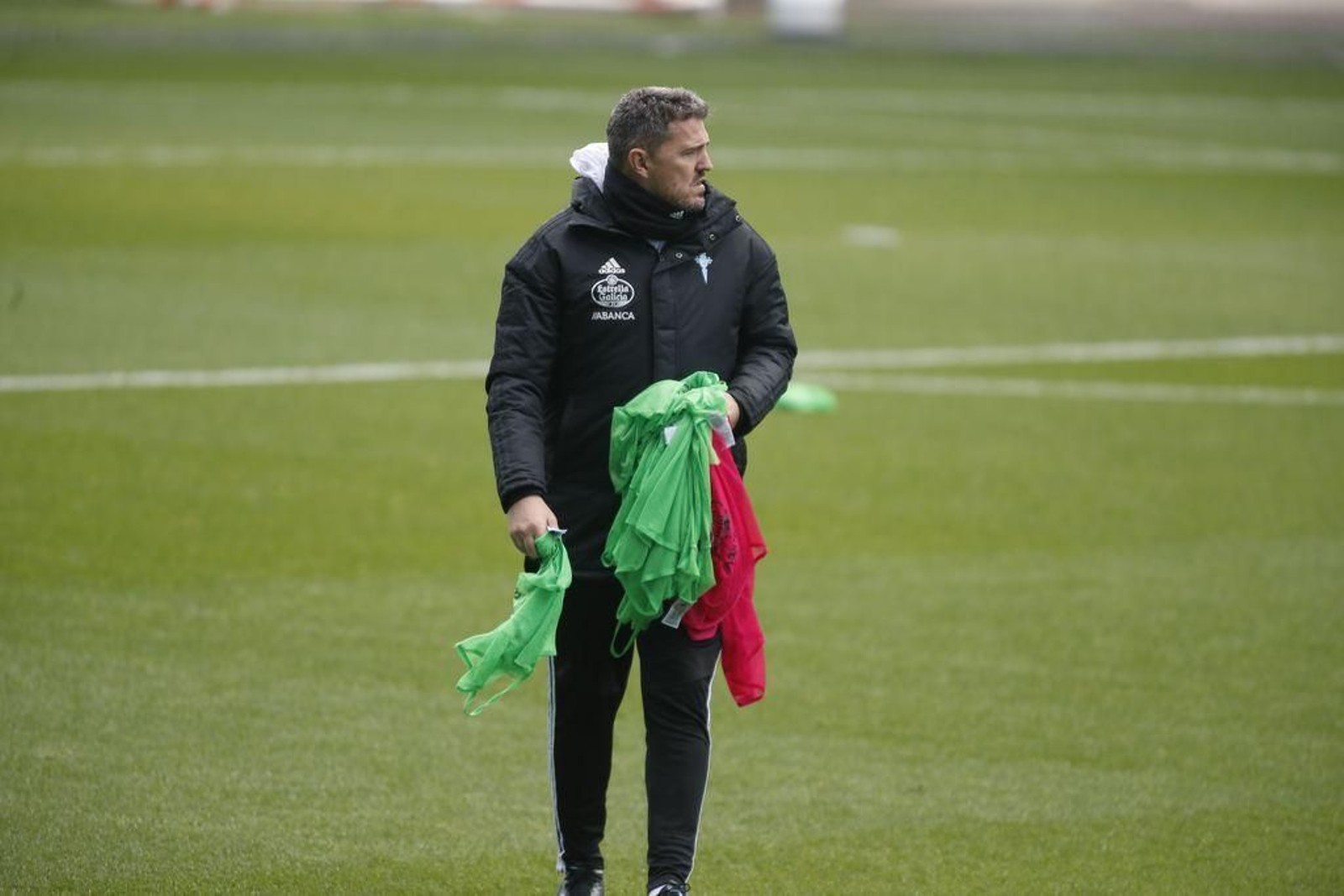 El entrenador del Celta, Óscar García Junyent, pasea por el césped del estadio de Balaídos con los petos durante el entrenamiento del pasado viernes.
