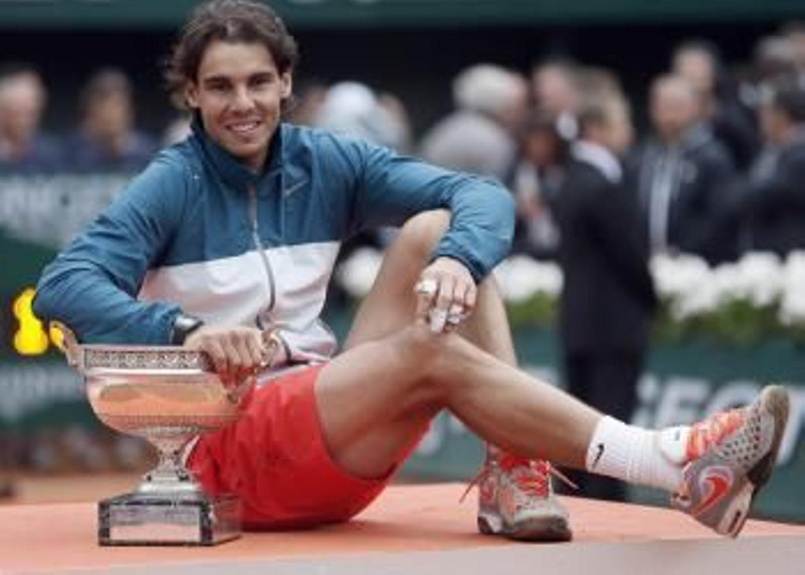 Rafa Nadal posa con la Copa de los Mosqueteros, la octava de su colección, tras vencer a David Ferrer por la vía rápida.
