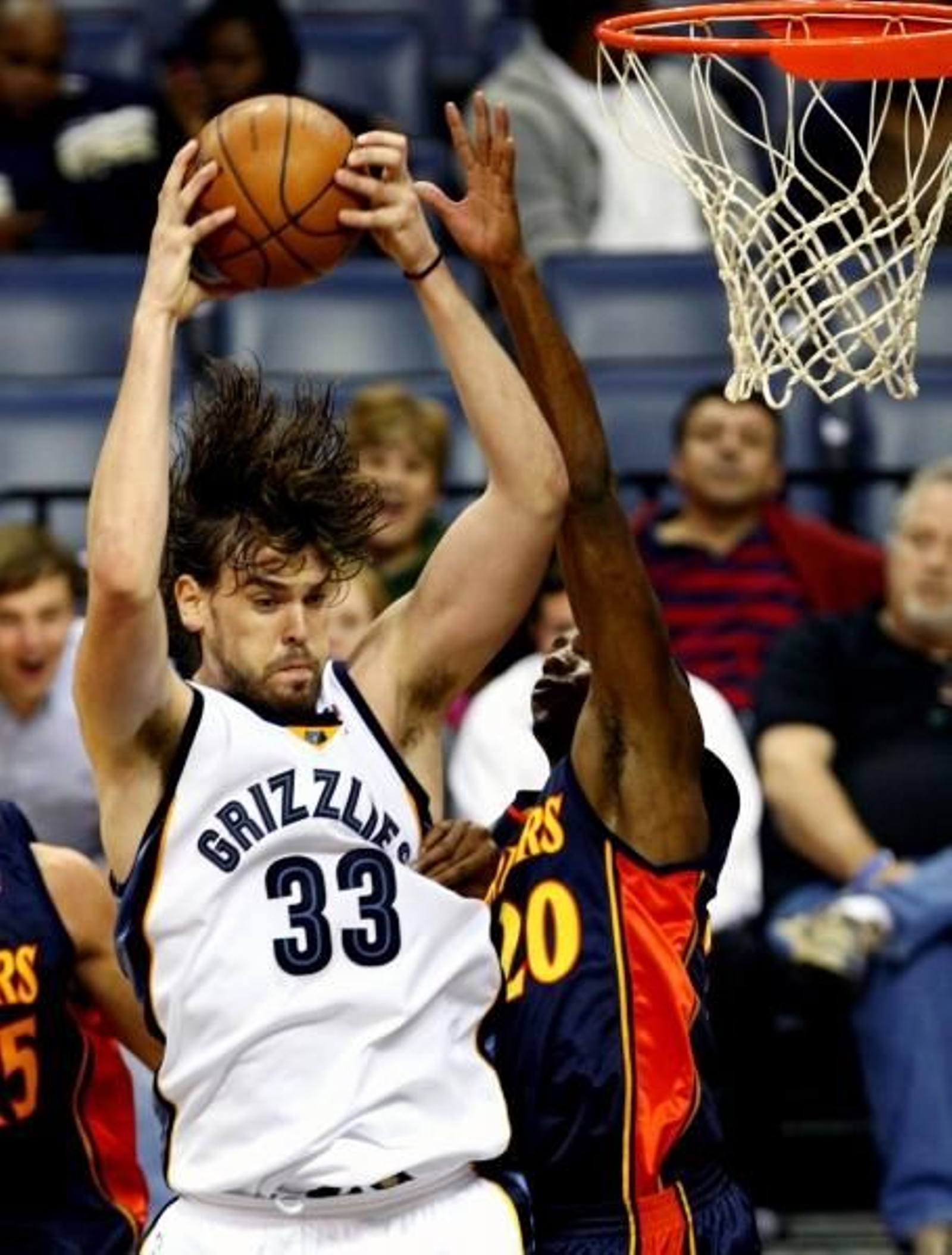 Marc Gasol, a punto de encestar. (Foto: Rike Brown)