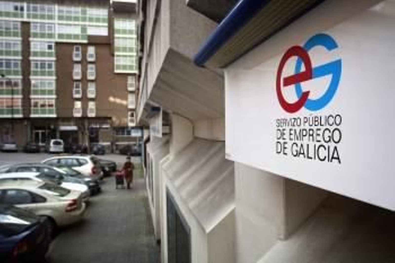 Exterior de la oficina de la Consellería de Traballo en la que fue colocado el artefacto. (Foto: CABALAR)