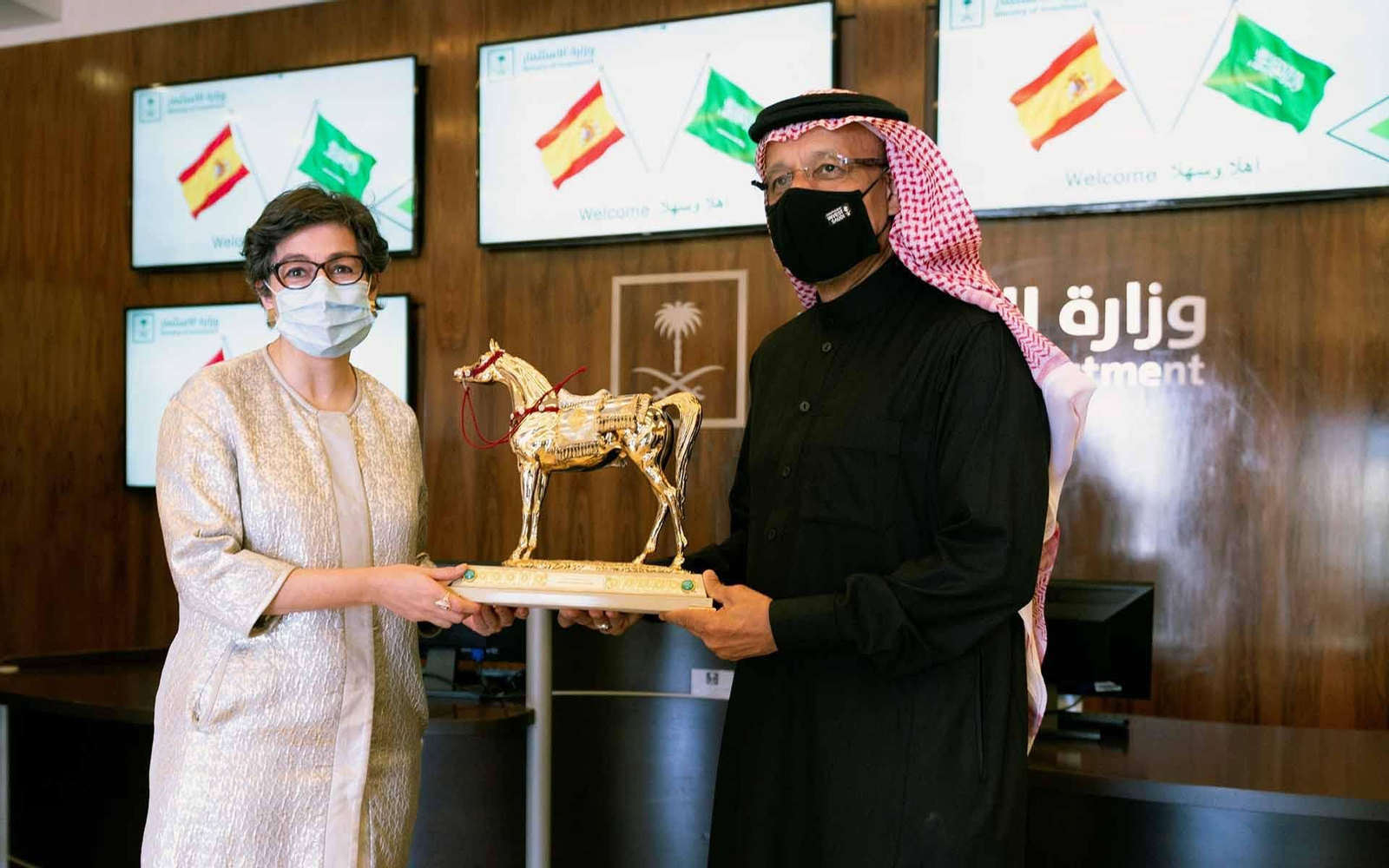 La ministra de Asuntos Exteriores española, Arancha González Laya (i) junto con el ministro de Inversiones saudí, Khaled Al Faleh (d) durante su encuentro en Riad dentro de la gira de Laya por los países del Golfo. EFE/Ministerio de Exteriores de España / Nolsom