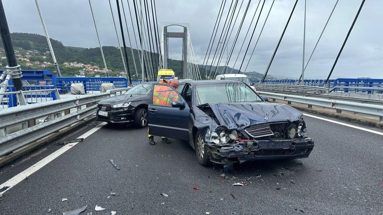 Los vehículos involucrados en el accidente en Rande. // Alberte