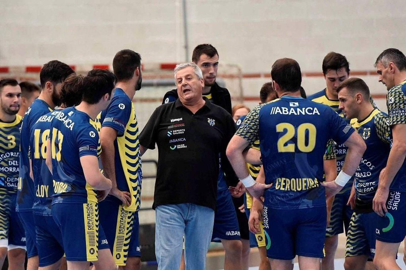 Víctor García 'Pillo' da instrucciones a sus jugadores en un partido de esta temporada.