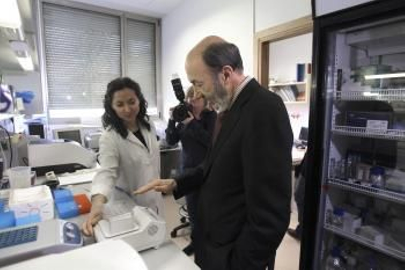 El secretario general del PSOE, Alfredo Pérez Rubalcaba, durante su visita a las instalaciones del Centro de Investigación del Cáncer (Foto: EFE)