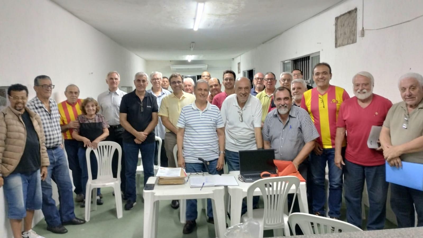 Los socios durante la asamblea