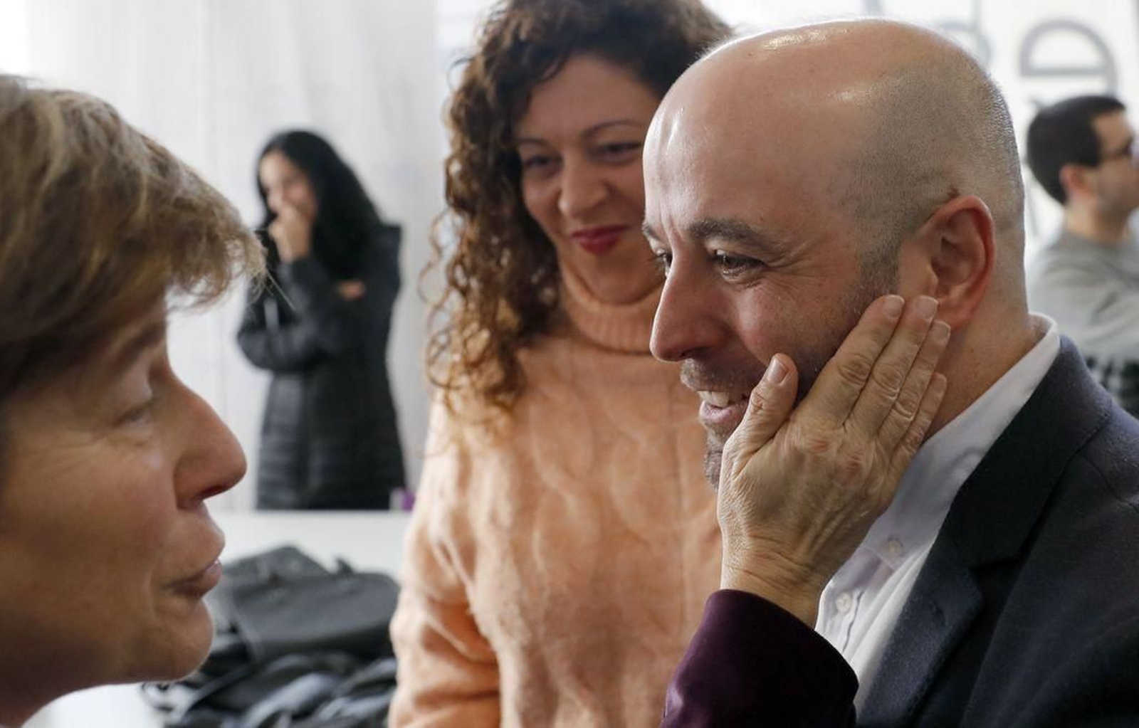 Luis Villares, recibiendo muestras de afecto de sus incondicionales de En Marea.