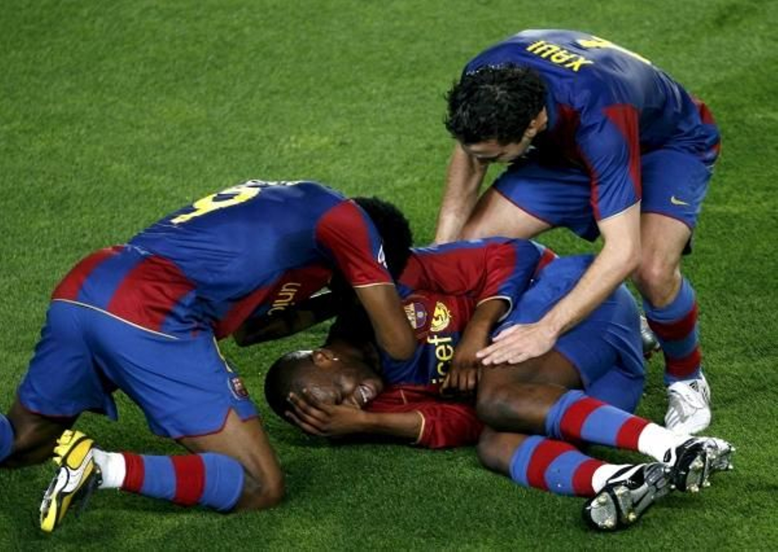Eto'o y Xavi felicitan al Touré tras marcar un gol.