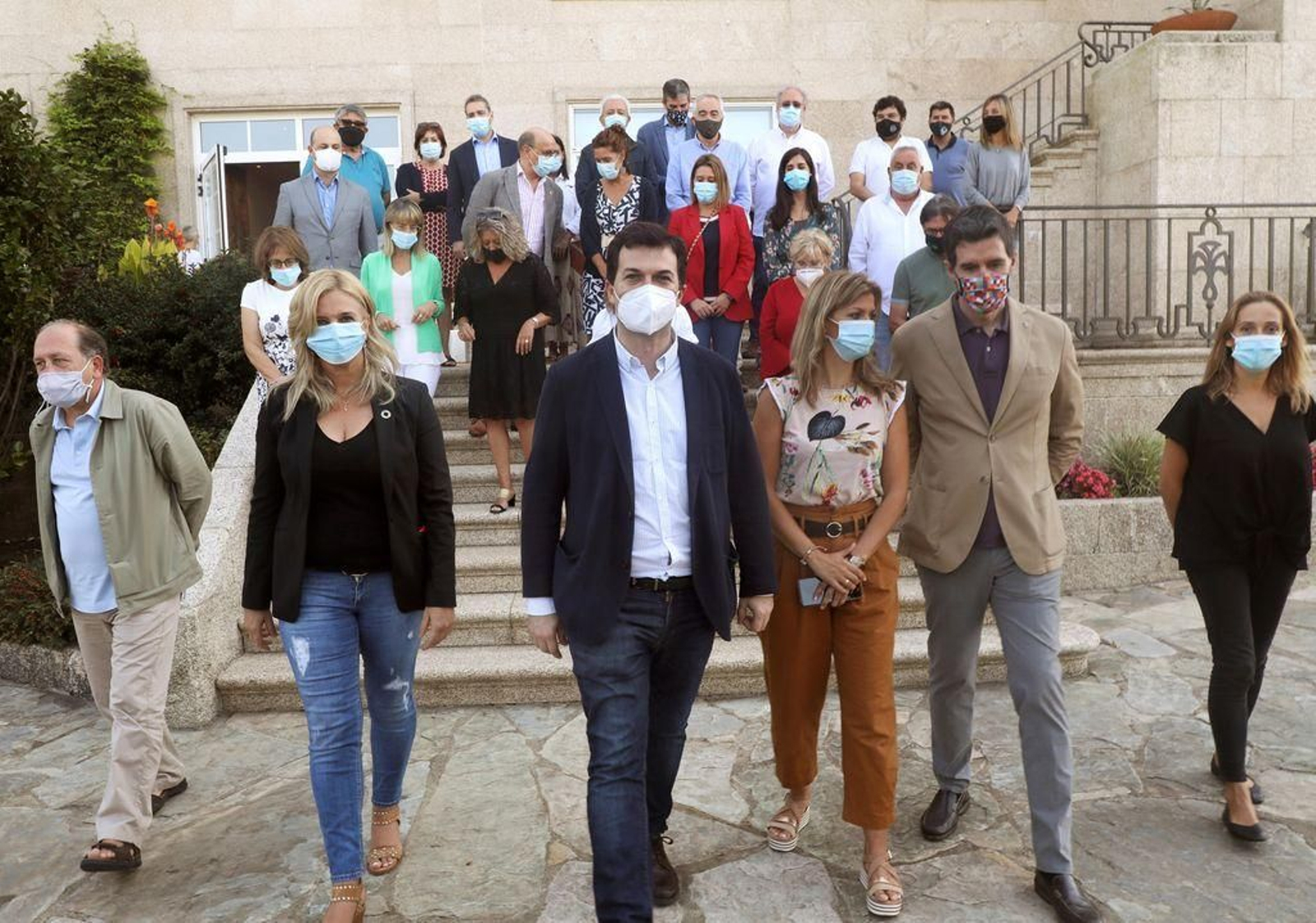 Gonzalo Caballero (centro), tras la reunión de su partido.