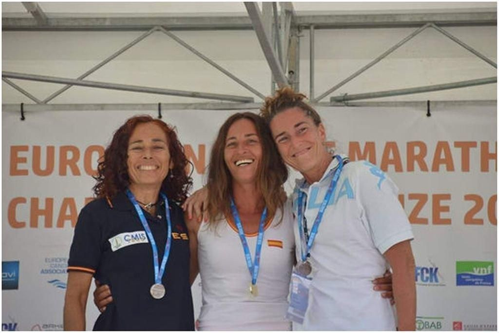 Rosa María Barros (centro) posando en el podio.