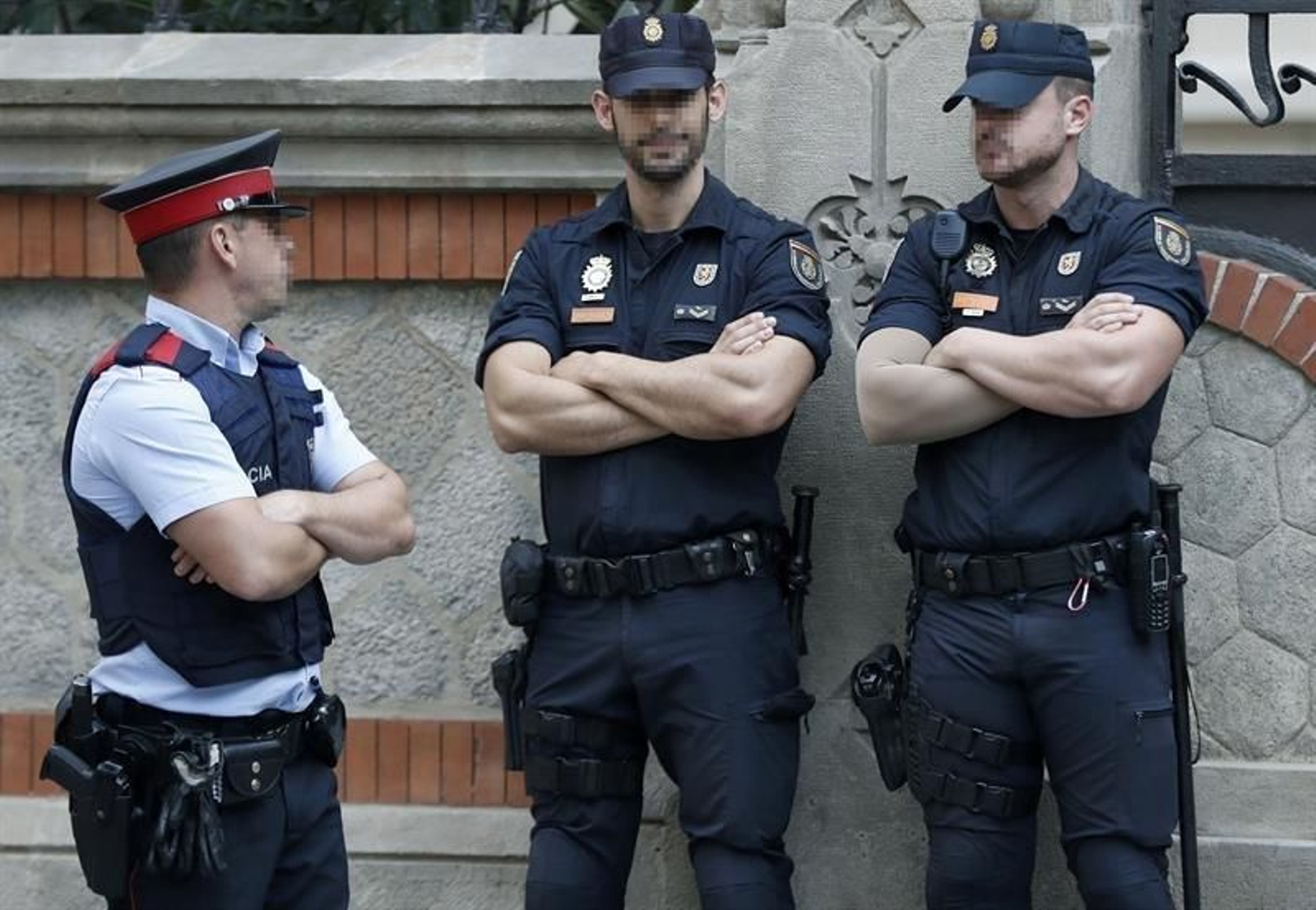 Representantes de los Cuerpos y fuerzas de seguridad del Estado, hacen guardia en el exterior del edificio de la Delegación del Gobierno en Cataluña