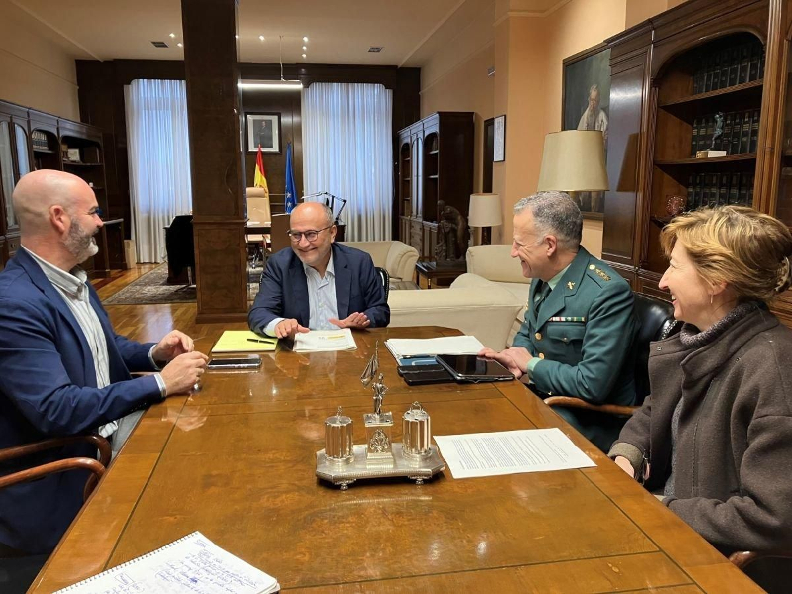 Abel Losada con Félix Juncal, Simón Venzal y María Isabel Alonso durante la reunión de ayer.