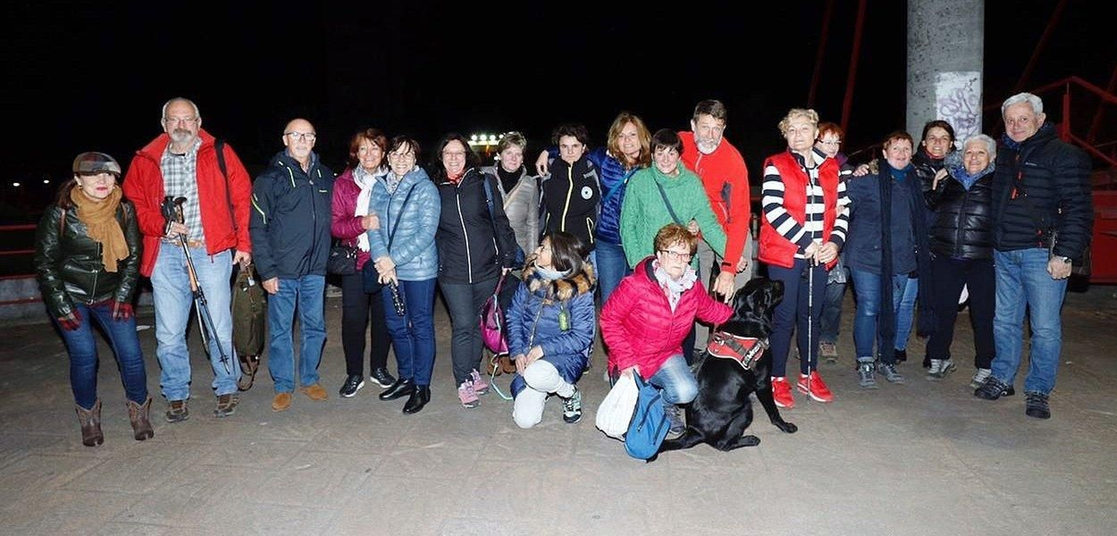 Los senderistas rescatados, a su  llegada anoche  a Vigo. LANFOCO