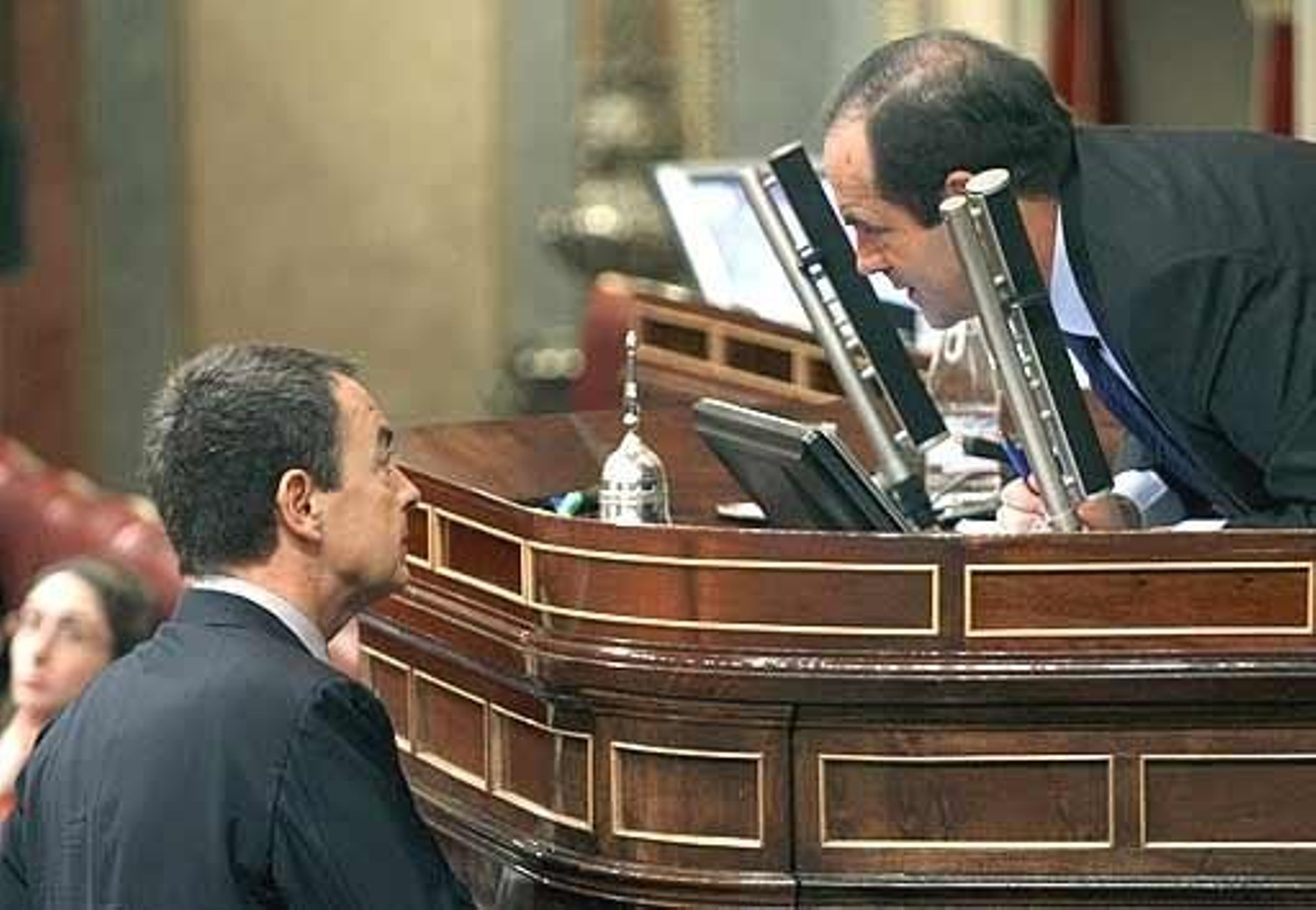 Zapatero conversa con Bono en el transcurso de una sesión en el Congreso.