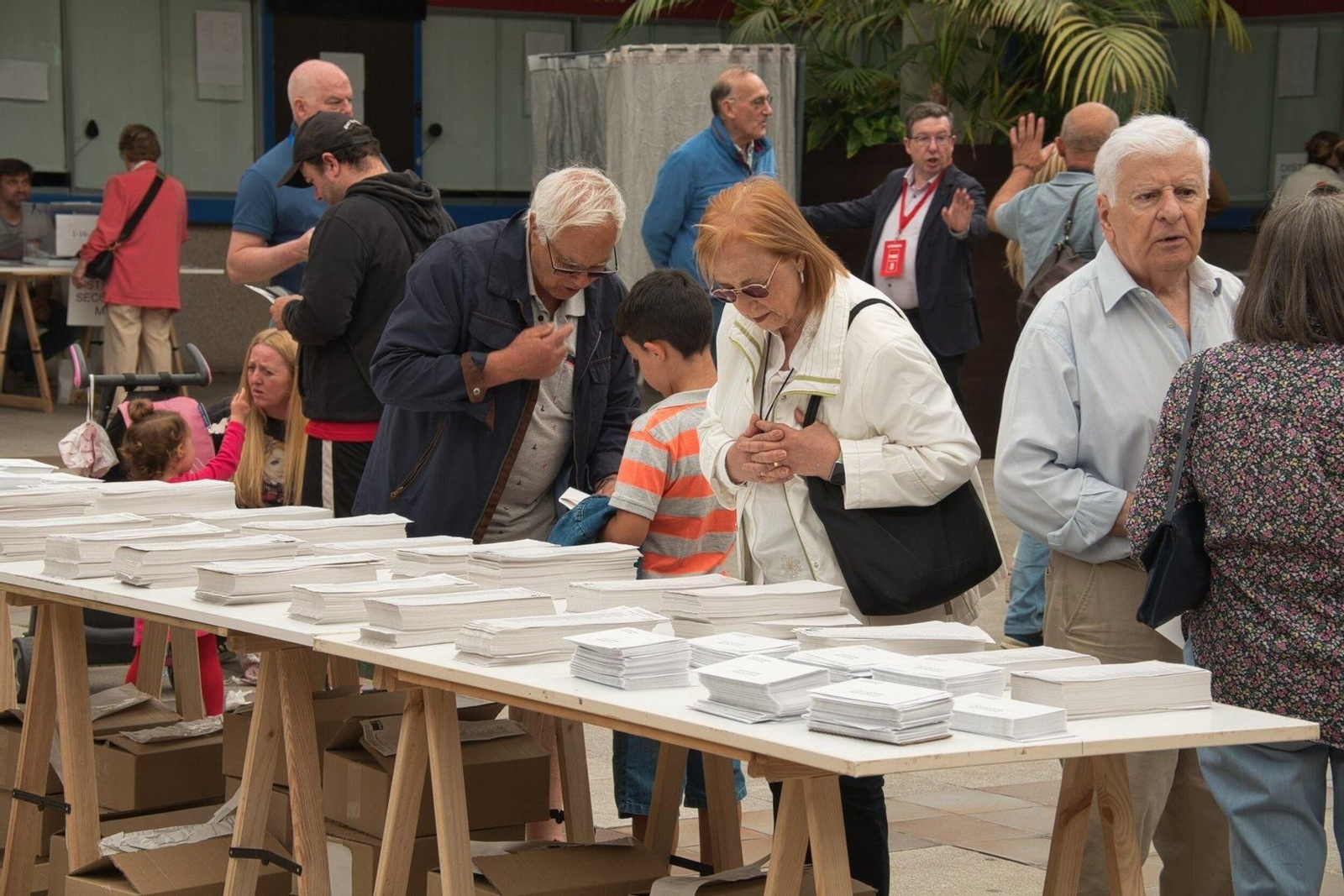 Ciudadanos de Vigo acudieron a votar en las elecciones europeas.