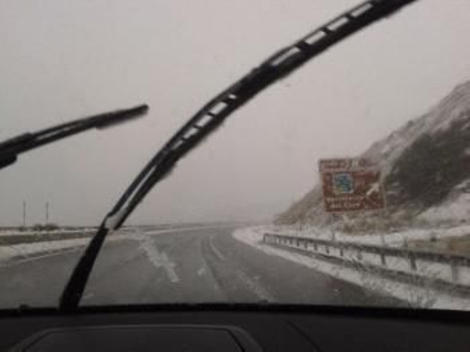 La presencia de nieve en la red viaria de la zona de la montaña luguesa obliga a usar cadenas para circular por la carretera LU-633