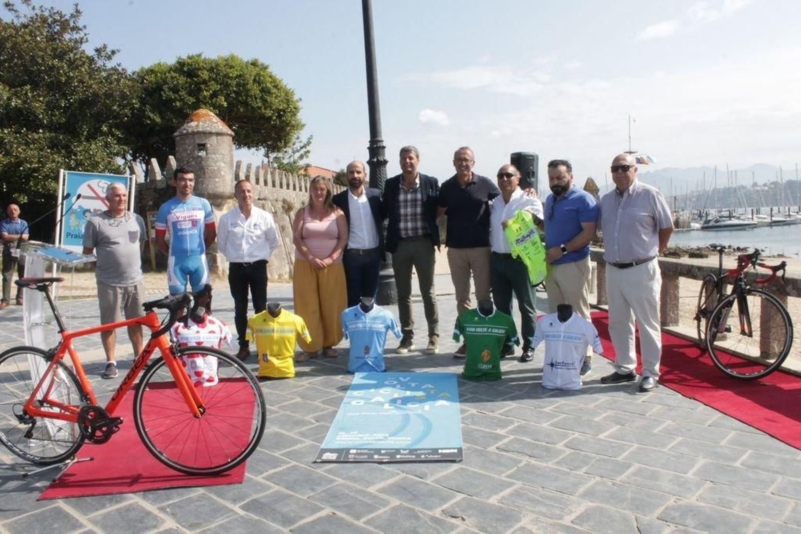 Acto de presentación realizado en la mañana de ayer en el paseo de Ribeira y al que acudieron los tres alcalde de la comarca, entre otros.