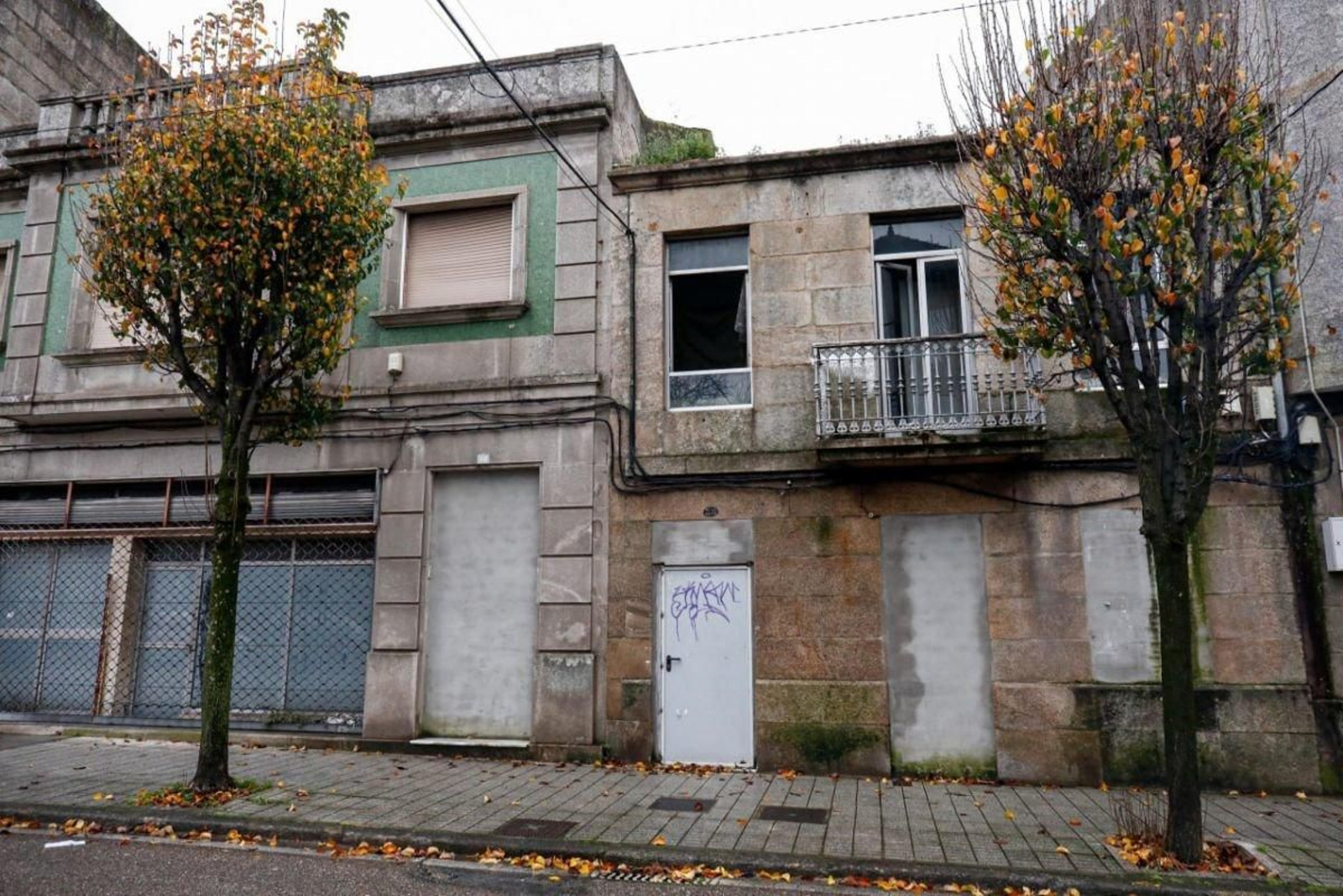 Edificaciones en los números 38 y 40 de Camilo Veiga que se demolerán para construir un nuevo edificio.