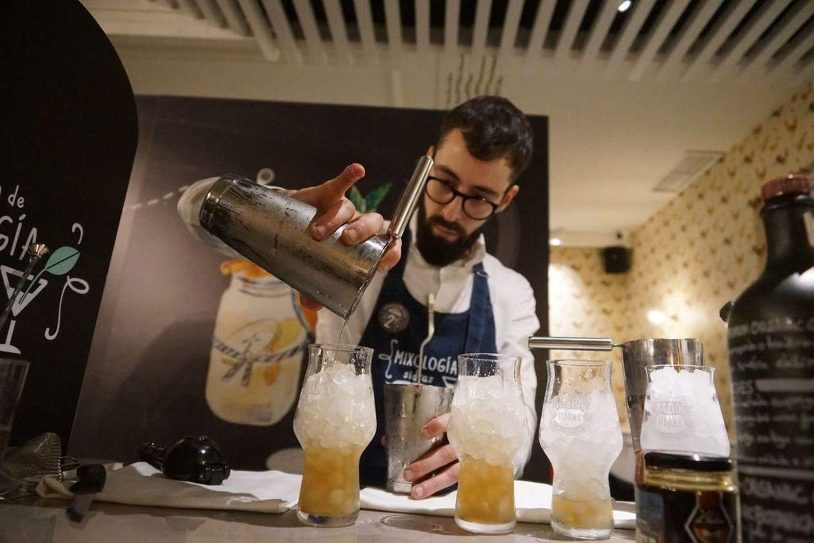 Daniel Vallo, ayer elaborando su cóctel “Negroni Maeloc”.